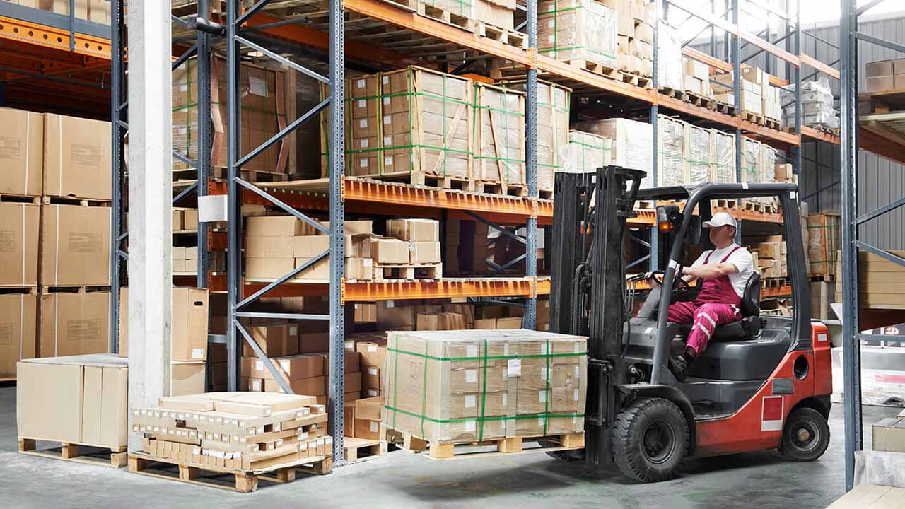 picking process of a pallet pick in a warehouse space